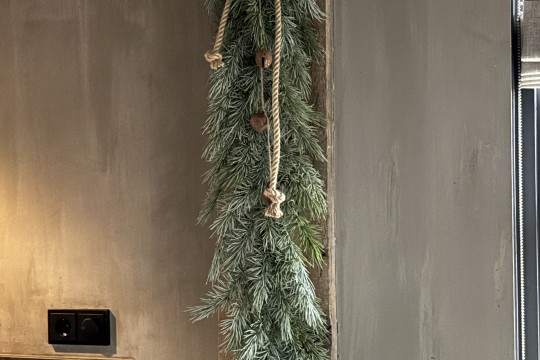 Ceder guirlande 120 cm met roestige bellen ketting